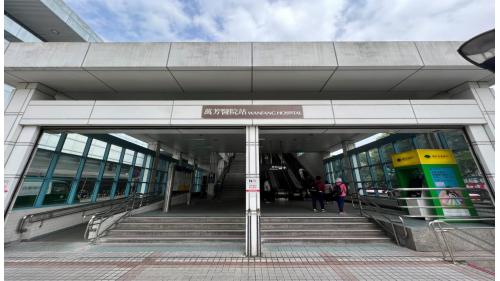 萬芳醫院站位於興隆路旁，於1996年3月通車啟用，站體與醫院共構，為首例與醫院共構之捷運車站。站體為高架四層之車站，設有1座出入口，三樓為大廳及月台層，四樓為天橋層，以轉換乘車方向，設有側式月台兩座。【圖/地面層出口，往左興隆路三段、往右萬芳醫院】
&nbsp;