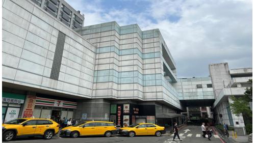 萬芳醫院站位於興隆路旁，於1996年3月通車啟用，站體與醫院共構，為首例與醫院共構之捷運車站。站體為高架四層之車站，設有1座出入口，三樓為大廳及月台層，四樓為天橋層，以轉換乘車方向，設有側式月台兩座。【圖/地面層出口，位於興隆路三段、萬芳醫院】
&nbsp;