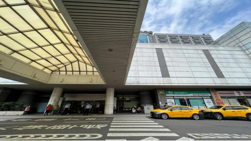 萬芳醫院站位於興隆路旁，於1996年3月通車啟用，站體與醫院共構，為首例與醫院共構之捷運車站。站體為高架四層之車站，設有1座出入口，三樓為大廳及月台層，四樓為天橋層，以轉換乘車方向，設有側式月台兩座。【圖/地面層出口，位於興隆路三段、萬芳醫院】
&nbsp;