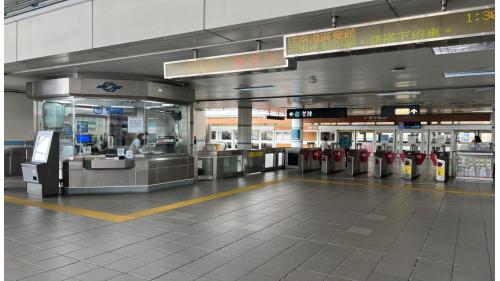 萬芳醫院站位於興隆路旁，於1996年3月通車啟用，站體與醫院共構，為首例與醫院共構之捷運車站。站體為高架四層之車站，設有1座出入口，三樓為大廳及月台層，四樓為天橋層，以轉換乘車方向，設有側式月台兩座。【圖/3樓大廳層，設有車站大廳、詢問處、自動售票機、驗票閘門、洗手間（付費區內）】
&nbsp;