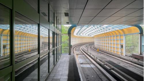 萬芳醫院站位於興隆路旁，於1996年3月通車啟用，站體與醫院共構，為首例與醫院共構之捷運車站。站體為高架四層之車站，設有1座出入口，三樓為大廳及月台層，四樓為天橋層，以轉換乘車方向，設有側式月台兩座。
&nbsp;