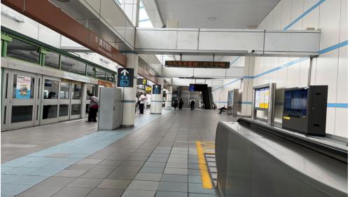 萬芳醫院站位於興隆路旁，於1996年3月通車啟用，站體與醫院共構，為首例與醫院共構之捷運車站。站體為高架四層之車站，設有1座出入口，三樓為大廳及月台層，四樓為天橋層，以轉換乘車方向，設有側式月台兩座。【圖/一月台，側式月台，全高門，文湖線往南港展覽館方向】
&nbsp;