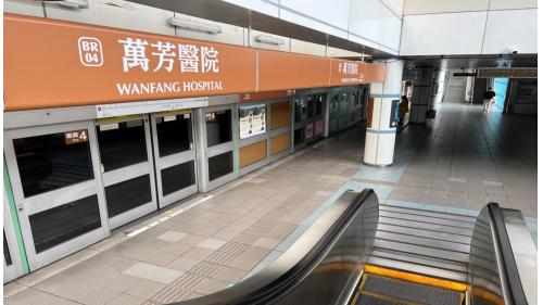 萬芳醫院站位於興隆路旁，於1996年3月通車啟用，站體與醫院共構，為首例與醫院共構之捷運車站。站體為高架四層之車站，設有1座出入口，三樓為大廳及月台層，四樓為天橋層，以轉換乘車方向，設有側式月台兩座。【圖/二月台，側式月台，全高門，文湖線往動物園方向】
&nbsp;