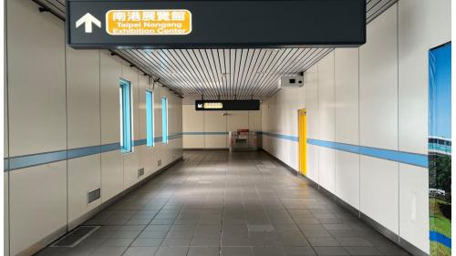 萬芳醫院站位於興隆路旁，於1996年3月通車啟用，站體與醫院共構，為首例與醫院共構之捷運車站。站體為高架四層之車站，設有1座出入口，三樓為大廳及月台層，四樓為天橋層，以轉換乘車方向，設有側式月台兩座。
&nbsp;