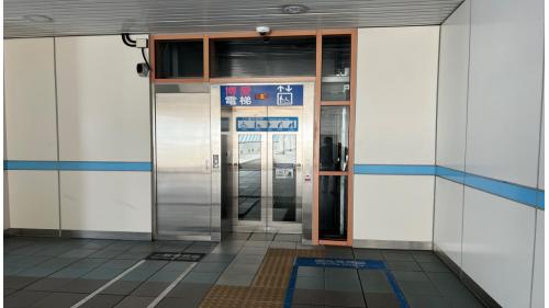 萬芳醫院站位於興隆路旁，於1996年3月通車啟用，站體與醫院共構，為首例與醫院共構之捷運車站。站體為高架四層之車站，設有1座出入口，三樓為大廳及月台層，四樓為天橋層，以轉換乘車方向，設有側式月台兩座。
&nbsp;