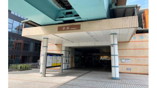 &nbsp;         辛亥站編號為BR05，位於辛亥路西側，於1996年3月通車啟用。辛亥站體為高架三層之車站，設有一處出入口，一樓為大廳層，三樓為月台層，設有二座側式月台。