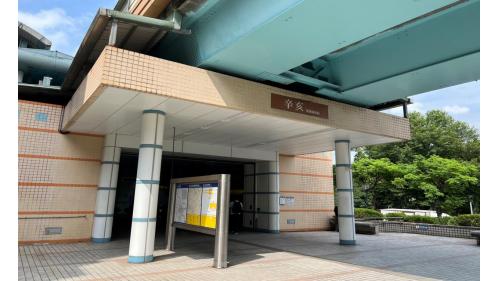 &nbsp;         辛亥站編號為BR05，位於辛亥路西側，於1996年3月通車啟用。辛亥站體為高架三層之車站，設有一處出入口，一樓為大廳層，三樓為月台層，設有二座側式月台。