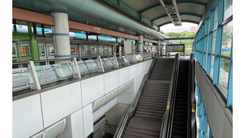 &nbsp;         辛亥站編號為BR05，位於辛亥路西側，於1996年3月通車啟用。辛亥站體為高架三層之車站，設有一處出入口，一樓為大廳層，三樓為月台層，設有二座側式月台。