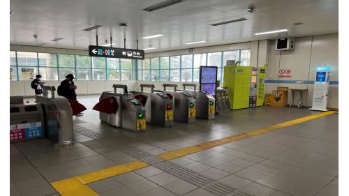 &nbsp;         麟光站位於和平東路上，是台北捷運通車後，第一座設有2座出入口之車站。由一號出口可步行至富陽自然生態公園。站體為地上四層之高架車站，設有2座出入口，一樓為大廳層，三樓為月台層，四樓為天橋層，以轉換乘車方向，設有側式月台兩座。