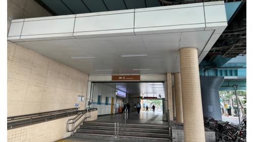 &nbsp;         麟光站位於和平東路上，是台北捷運通車後，第一座設有2座出入口之車站。由一號出口可步行至富陽自然生態公園。站體為地上四層之高架車站，設有2座出入口，一樓為大廳層，三樓為月台層，四樓為天橋層，以轉換乘車方向，設有側式月台兩座。