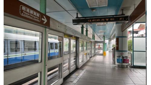 &nbsp;         麟光站位於和平東路上，是台北捷運通車後，第一座設有2座出入口之車站。由一號出口可步行至富陽自然生態公園。站體為地上四層之高架車站，設有2座出入口，一樓為大廳層，三樓為月台層，四樓為天橋層，以轉換乘車方向，設有側式月台兩座。