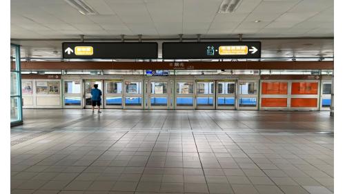 &nbsp;         麟光站位於和平東路上，是台北捷運通車後，第一座設有2座出入口之車站。由一號出口可步行至富陽自然生態公園。站體為地上四層之高架車站，設有2座出入口，一樓為大廳層，三樓為月台層，四樓為天橋層，以轉換乘車方向，設有側式月台兩座。