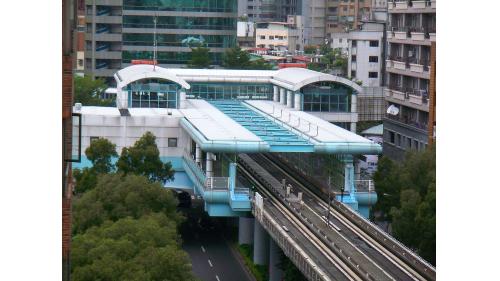 &nbsp;         六張犁站編號為BR07，位在和平東路上，於1996年3月通車啟用，由於車站出入口位於國防部基信營區旁，因避免有意人士窺探基信營區，而將面相國防部之出入口窗戶全面採用霧面玻璃。六張犁站體為地上四層之高架車站，設有1座出入口，三樓為大廳及月台層，四樓為天橋層，設有側式月台兩座。
