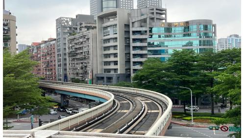 &nbsp;         六張犁站編號為BR07，位在和平東路上，於1996年3月通車啟用，由於車站出入口位於國防部基信營區旁，因避免有意人士窺探基信營區，而將面相國防部之出入口窗戶全面採用霧面玻璃。六張犁站體為地上四層之高架車站，設有1座出入口，三樓為大廳及月台層，四樓為天橋層，設有側式月台兩座。