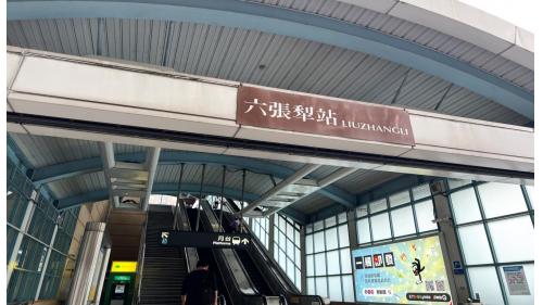 &nbsp;         六張犁站編號為BR07，位在和平東路上，於1996年3月通車啟用，由於車站出入口位於國防部基信營區旁，因避免有意人士窺探基信營區，而將面相國防部之出入口窗戶全面採用霧面玻璃。六張犁站體為地上四層之高架車站，設有1座出入口，三樓為大廳及月台層，四樓為天橋層，設有側式月台兩座。