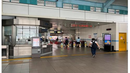 &nbsp;         六張犁站位在和平東路上，站體為地上四層之高架車站，設有1座出入口，三樓為大廳及月台層，四樓為天橋層，設有側式月台兩座。三樓大廳層設有車站大廳（接2號月台）、詢問處、自動售票機、驗票閘門、洗手間 （付費區內）。