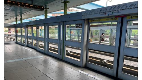 &nbsp;         六張犁站位在和平東路上，站體為地上四層之高架車站，設有1座出入口，三樓為大廳及月台層，四樓為天橋層，設有側式月台兩座。三樓大廳層設有車站大廳（接2號月台）、詢問處、自動售票機、驗票閘門、洗手間 （付費區內）。