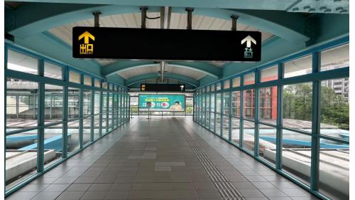 &nbsp;         六張犁站位在和平東路上，站體為地上四層之高架車站，設有1座出入口，三樓為大廳及月台層，四樓為天橋層，設有側式月台兩座。三樓大廳層設有車站大廳（接2號月台）、詢問處、自動售票機、驗票閘門、洗手間 （付費區內）。
