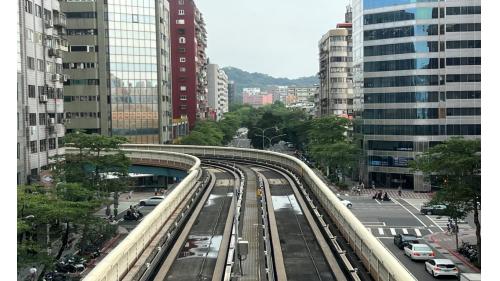 &nbsp;         科技大樓站編號為BR08，位於復興南路上，在1996年3月通車啟用，與六張犁站間的軌道，曾譽為台北捷運最急之彎道，其轉彎角度接近90度。