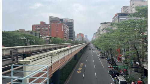 &nbsp;         科技大樓站編號為BR08，位於復興南路上，在1996年3月通車啟用，與六張犁站間的軌道，曾譽為台北捷運最急之彎道，其轉彎角度接近90度。科技大樓站為地上四層之高架車站，設有一座出入口，地上三樓為大廳及月台層，地上四樓為天橋層，設有側式月台兩座。