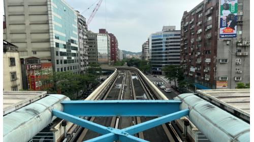 &nbsp;         科技大樓站編號為BR08，位於復興南路上，在1996年3月通車啟用，與六張犁站間的軌道，曾譽為台北捷運最急之彎道，其轉彎角度接近90度。科技大樓站為地上四層之高架車站，設有一座出入口，地上三樓為大廳及月台層，地上四樓為天橋層，設有側式月台兩座。