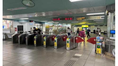 &nbsp;         科技大樓站位於復興南路上，竝體為地上四層之高架車站，設有一座出入口。地上一樓為穿堂層，地上三樓為大廳及月台層，地上四樓為天橋層，設有側式月台兩座。
