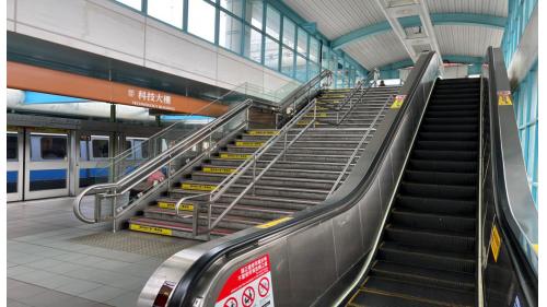 &nbsp;         科技大樓站編號為BR08，位於復興南路上，在1996年3月通車啟用，與六張犁站間的軌道，曾譽為台北捷運最急之彎道，其轉彎角度接近90度。科技大樓站為地上四層之高架車站，設有一座出入口，地上三樓為大廳及月台層，地上四樓為天橋層，設有側式月台兩座。