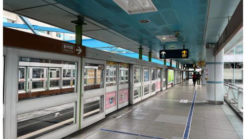 &nbsp;         科技大樓站位於復興南路上，為地上四層之高架車站，設有一座出入口，地上三樓為大廳及月台層，地上四樓為天橋層，設有側式月台兩座。【圖/科按大樓二月台，往動物園站】