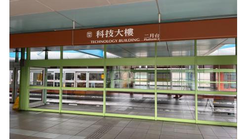 &nbsp;         科技大樓站位於復興南路上，為地上四層之高架車站，設有一座出入口，地上三樓為大廳及月台層，地上四樓為天橋層，設有側式月台兩座。【圖/科按大樓二月台，往動物園站】
