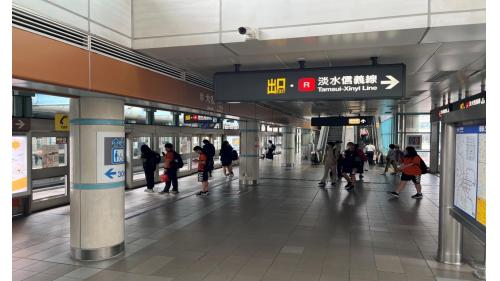 &nbsp;         大安站為淡水信義線之轉乘站，位於復興南路與信義路口，大安站體為地上四層及地下二層之車站，共設6個出入口，地上一樓為文湖線大廳層，地上三樓為文湖線月台層，地上四樓為天橋層。三樓月台層一月台是文湖線往南港展覽館方向、二月台是文湖線往動物園方向。
