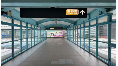 &nbsp;         大安站為淡水信義線之轉乘站，位於復興南路與信義路口，大安站體為地上四層及地下二層之車站，共設6個出入口，地上一樓為文湖線大廳層，地上三樓為文湖線月台層，一月台是文湖線往南港展覽館方向、二月台是文湖線往動物園方向，地上四樓為月台連絡天橋層。