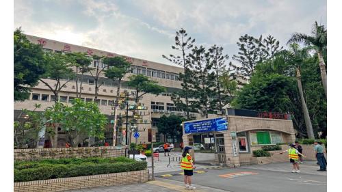 &nbsp;         大安站位於復興南路與信義路口，大安站為首個與辦公大樓共構，也是首個與學校共構之車站，可由2號出口直通至師大附中，附近亦有大安高工等。