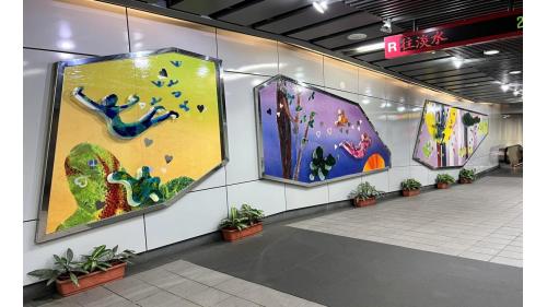 &nbsp;         大安站為文湖線轉乘淡水信義線之轉乘站，位於復興南路與信義路口。淡水信義線設有一座島式月台，其車站南側牆面設有「飛天傳奇」裝置藝術創作品。