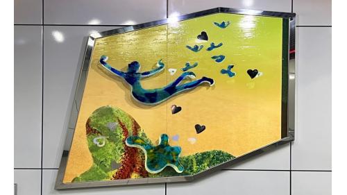 &nbsp;         大安站為文湖線轉乘淡水信義線之轉乘站，位於復興南路與信義路口。淡水信義線設有一座島式月台，其車站南側牆面設有「飛天傳奇」裝置藝術創作品。