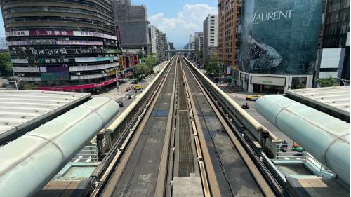 &nbsp;         忠孝復興站位於忠孝東路與復興南路口，文湖線編號為BR10，於1996年3月通車啟用，可轉乘板南線，於板南線中編號為BL15，於1999年12月通車啟用。站內設有四座超高揚程電扶梯與一座電梯，使旅客可以自文湖線月台直達板南線地下車站之大廳層。忠孝復興站體與聯合開發大樓共構，其東側與東區地下街相連通，以及2號出口與遠東SODO百貨相連，附近亦有微風廣場、台北福華大飯店等。