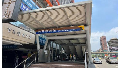 &nbsp;         忠孝復興站位於忠孝東路與復興南路口，可轉乘板南線。站內設有四座超高揚程電扶梯與一座電梯，使旅客可以自文湖線月台直達板南線地下車站之大廳層。忠孝復興站體與聯合開發大樓共構，其東側與東區地下街相連通，以及2號出口與遠東SODO百貨相連，附近亦有微風廣場、台北福華大飯店等。【圖/3號出口於大安路一段(忠孝東路南側)】