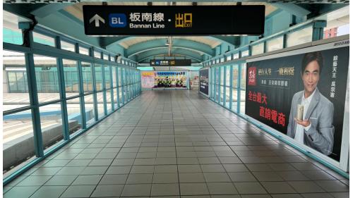 &nbsp;         忠孝復興站位於忠孝東路與復興南路口，忠孝復興站為一座高架與地下交會車站，可轉乘板南線，站體地上四層及地下四層，共設有5處出入口，地上三樓為文湖線大廳層及月台層，地上四樓為天橋層，以供切換搭乘方向。地下三樓為板南線大廳層，地下四樓為板南線月台層，文湖線設有兩座側式月台及全高式月台門，板南線設有一座島式月台及半高式月台門。【圖/4F天橋，供切換搭乘方向】