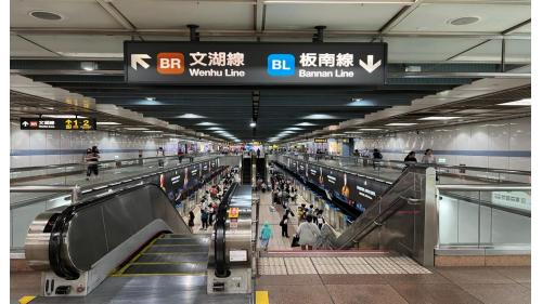 &nbsp;         忠孝復興站位於忠孝東路與復興南路口，忠孝復興站為一座高架與地下交會車站，可轉乘板南線，站體地上四層及地下四層，共設有5處出入口，地上三樓為文湖線大廳層及月台層，地上四樓為天橋層，以供切換搭乘方向。地下三樓為板南線大廳層，地下四樓為板南線月台層，文湖線設有兩座側式月台及全高式月台門，板南線設有一座島式月台及半高式月台門。