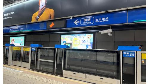 &nbsp;         忠孝復興站位於忠孝東路與復興南路口，忠孝復興站為一座高架與地下交會車站，可轉乘板南線，站體地上四層及地下四層，共設有5處出入口，地上三樓為文湖線大廳層及月台層，地上四樓為天橋層，以供切換搭乘方向。地下三樓為板南線大廳層，地下四樓為板南線月台層，文湖線設有兩座側式月台及全高式月台門，板南線設有一座島式月台及半高式月台門。