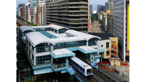 &nbsp;         南京復興站為松山新店線之轉乘站，位於復興北路及南京東路三段上南京復興站體為地上四層及地下三層，共設有8個出入口，地上三樓為文湖線之大廳及月台層，地上四樓為天橋層，可藉此轉換乘車方向;地下一層為轉乘通道層，地下二層為松山新店線之大廳層，地下三樓為松山新店線之月台層。
