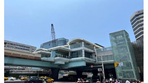 &nbsp;         南京復興站位於復興北路及南京東路三段上南京復興站體為地上四層及地下三層，共設有8個出入口，地上三樓為文湖線之大廳及月台層，地上四樓為天橋層，可藉此轉換乘車方向;地下一層為轉乘通道層，地下二層為松山新店線之大廳層，地下三樓為松山新店線之月台層。