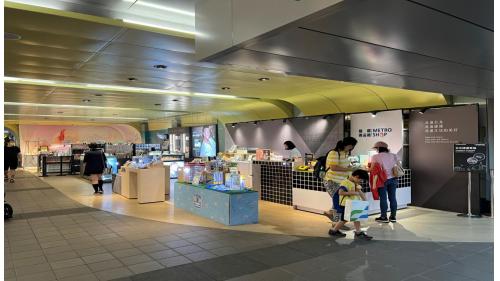 &nbsp;         南京復興站為松山新店線之轉乘站，位於復興北路及南京東路三段上南京復興站體為地上四層及地下三層，共設有8個出入口，地上三樓為文湖線之大廳及月台層，地上四樓為天橋層，可藉此轉換乘車方向;地下一層為轉乘通道層，地下二層為松山新店線之大廳層，地下三樓為松山新店線之月台層。