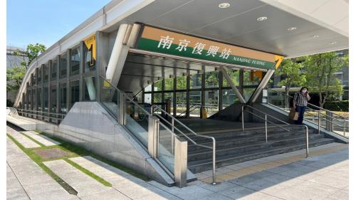 &nbsp;         南京復興站為松山新店線之轉乘站，位於復興北路及南京東路三段上南京復興站體為地上四層及地下三層，共設有8個出入口，除7號出口透過文湖線閘門進出站外，本站5、6號出口透過地下一樓轉乘通道閘門進出站，1、2、3、4、8號出口透過地下二樓松山新店線大廳層進出站，為台北捷運車站中少見的設計。
