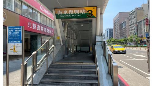 &nbsp;         南京復興站為松山新店線之轉乘站，位於復興北路及南京東路三段上南京復興站體為地上四層及地下三層，共設有8個出入口，除7號出口透過文湖線閘門進出站外，本站5、6號出口透過地下一樓轉乘通道閘門進出站，1、2、3、4、8號出口透過地下二樓松山新店線大廳層進出站，為台北捷運車站中少見的設計。