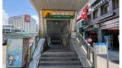 &nbsp;         南京復興站為松山新店線之轉乘站，位於復興北路及南京東路三段上南京復興站體為地上四層及地下三層，共設有8個出入口，除7號出口透過文湖線閘門進出站外，本站5、6號出口透過地下一樓轉乘通道閘門進出站，1、2、3、4、8號出口透過地下二樓松山新店線大廳層進出站，為台北捷運車站中少見的設計。