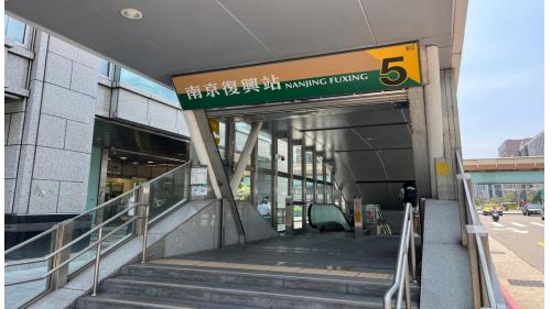 &nbsp;         南京復興站為松山新店線之轉乘站，位於復興北路及南京東路三段上南京復興站體為地上四層及地下三層，共設有8個出入口，地上三樓為文湖線之大廳及月台層，地上四樓為天橋層，可藉此轉換乘車方向;地下一層為轉乘通道層，地下二層為松山新店線之大廳層，地下三樓為松山新店線之月台層。