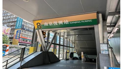 &nbsp;         南京復興站為松山新店線之轉乘站，位於復興北路及南京東路三段上南京復興站體為地上四層及地下三層，共設有8個出入口，除7號出口透過文湖線閘門進出站外，本站5、6號出口透過地下一樓轉乘通道閘門進出站，1、2、3、4、8號出口透過地下二樓松山新店線大廳層進出站，為台北捷運車站中少見的設計。