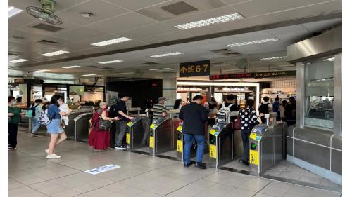 &nbsp;         南京復興站為松山新店線之轉乘站，位於復興北路及南京東路三段上南京復興站體為地上四層及地下三層，共設有8個出入口，地上三樓為文湖線之大廳及月台層，地上四樓為天橋層，可藉此轉換乘車方向;地下一層為轉乘通道層，地下二層為松山新店線之大廳層，地下三樓為松山新店線之月台層。