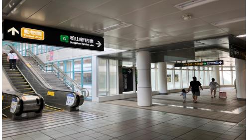 &nbsp;         南京復興站為松山新店線之轉乘站，位於復興北路及南京東路三段上南京復興站體為地上四層及地下三層，共設有8個出入口，地上三樓為文湖線之大廳及月台層，地上四樓為天橋層，可藉此轉換乘車方向;地下一層為轉乘通道層，地下二層為松山新店線之大廳層，地下三樓為松山新店線之月台層。