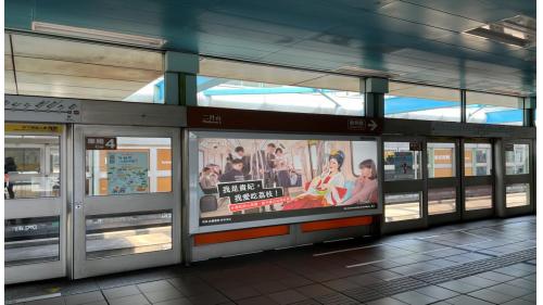 &nbsp;         南京復興站為松山新店線之轉乘站，位於復興北路及南京東路三段上南京復興站體為地上四層及地下三層，共設有8個出入口，地上三樓為文湖線之大廳及月台層，地上四樓為天橋層，可藉此轉換乘車方向;地下一層為轉乘通道層，地下二層為松山新店線之大廳層，地下三樓為松山新店線之月台層。